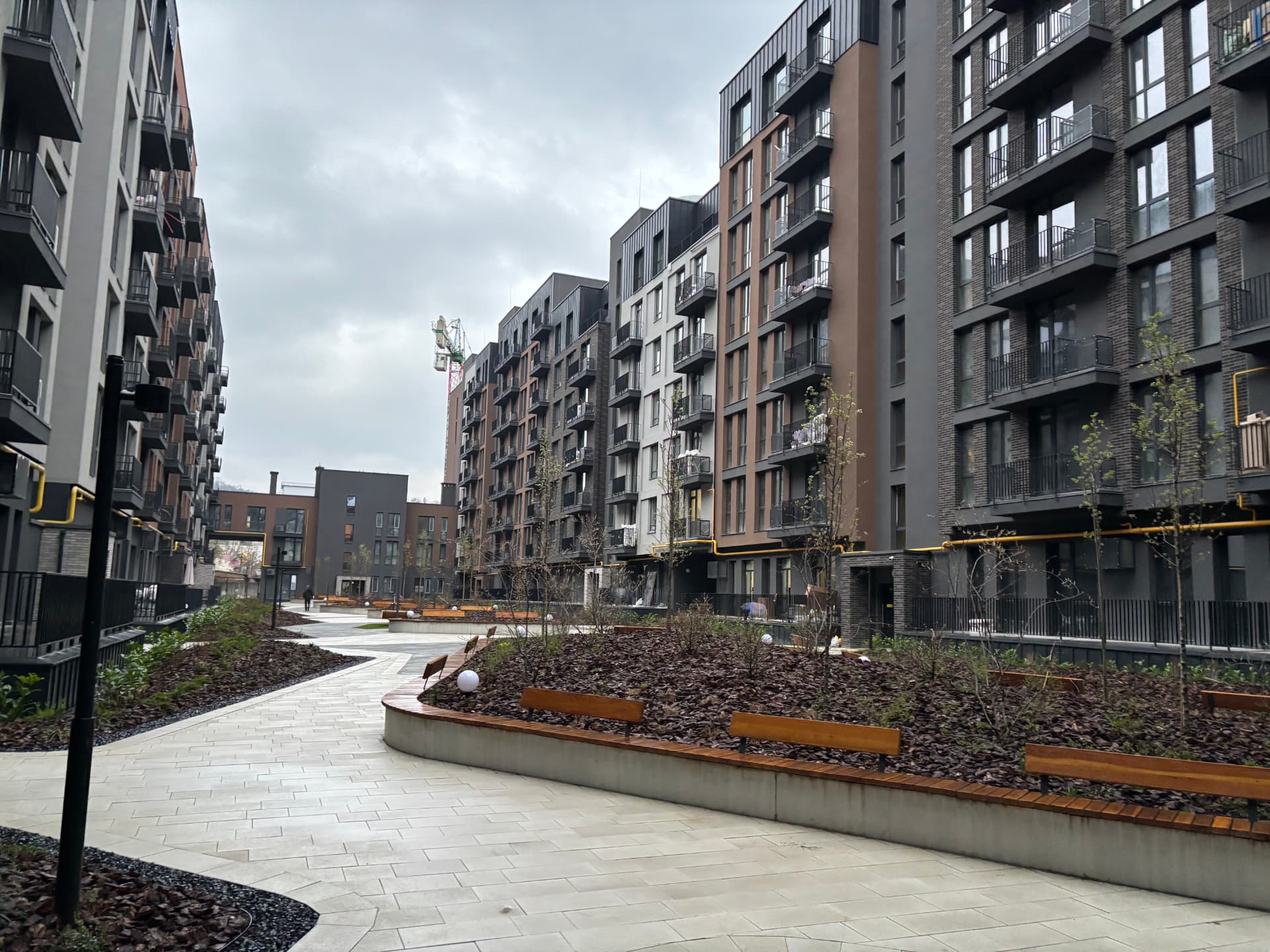 Serviced residential courtyards with schooling nearby